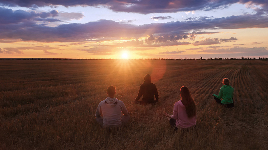 люди медитируют, восход