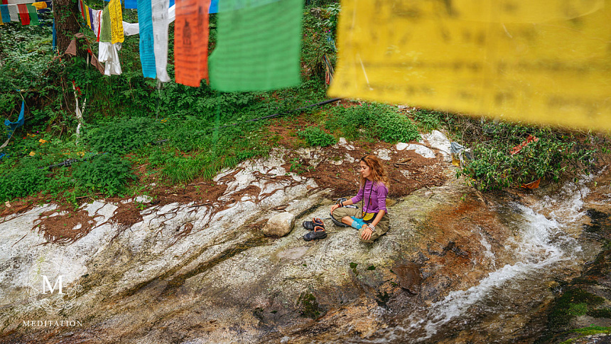 девушка делает пранаяму в горах