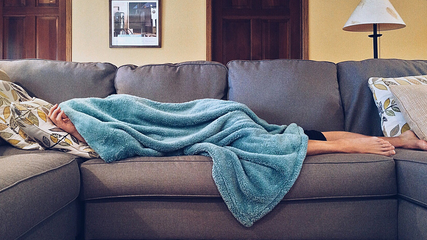 депрессия, девушка лежит под покрывалом