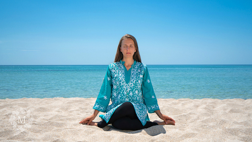 Гомукхасана, асаны на море