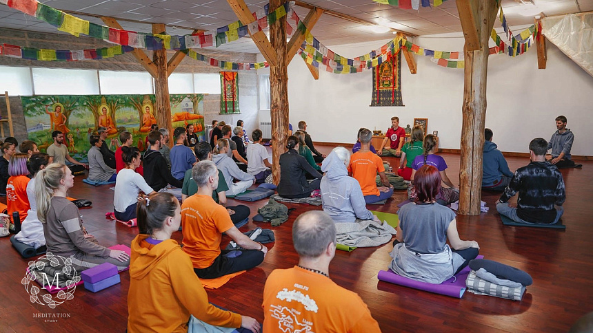 девушка выполняет пранаяму фото