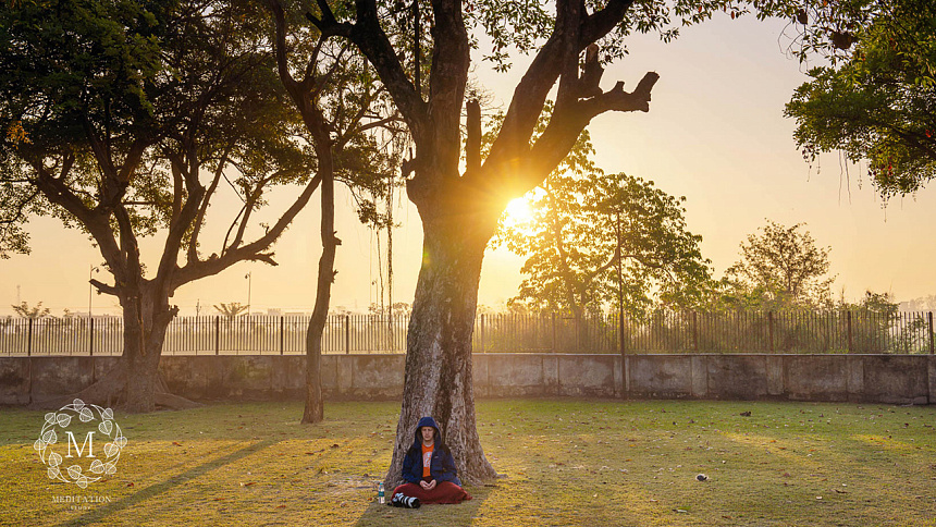 Медитация под деревом фото