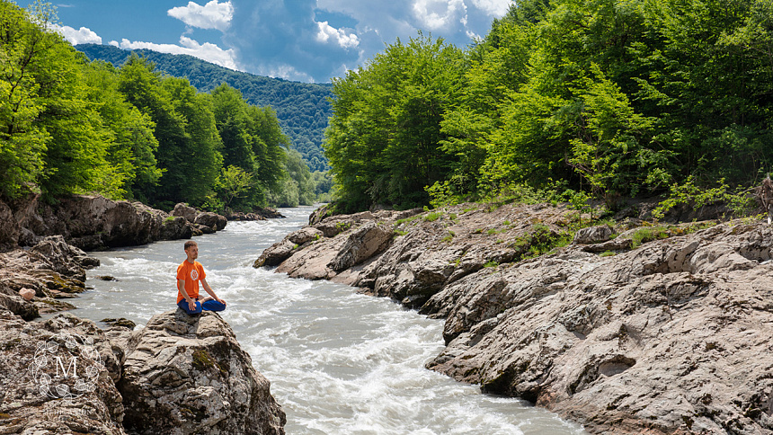 медитация у реки фото