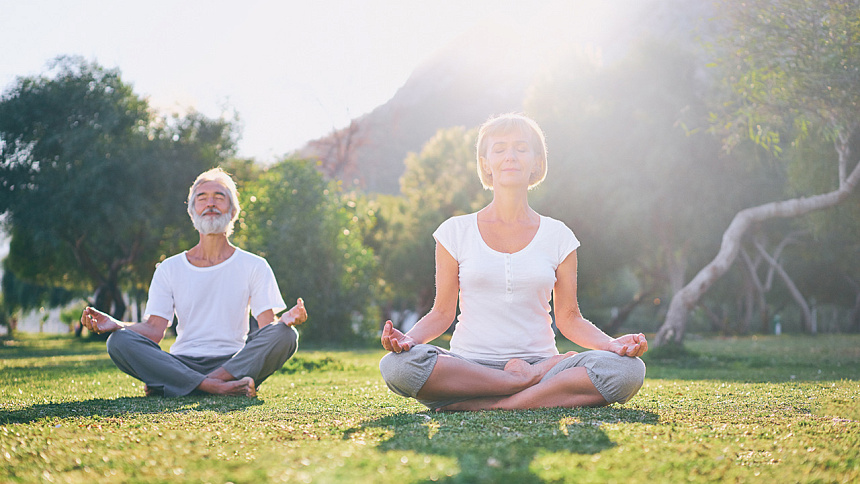 мужчина и женщина медитируют фото