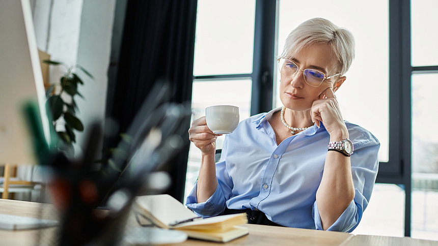 девушка пьет кофе фото