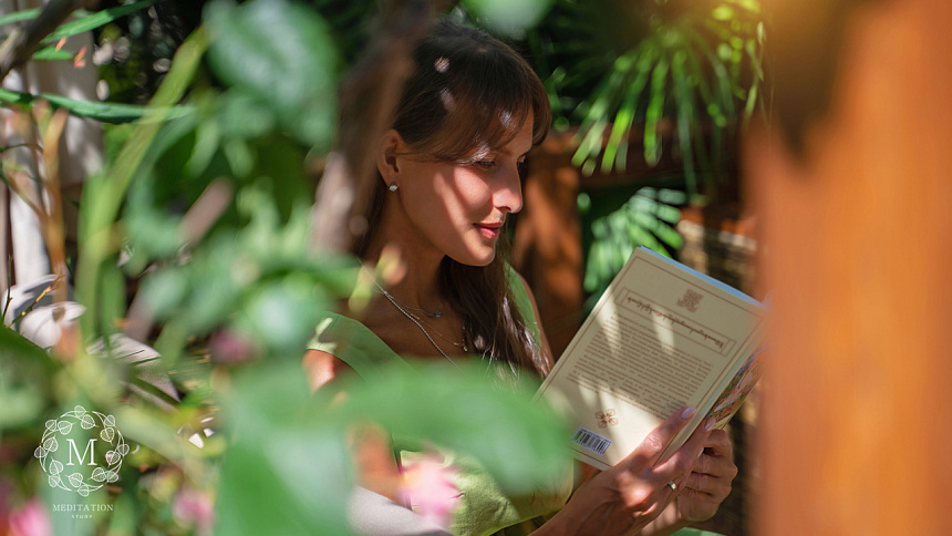 девушка читает фото