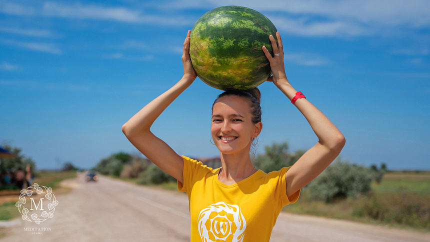 девушка и арбуз фото