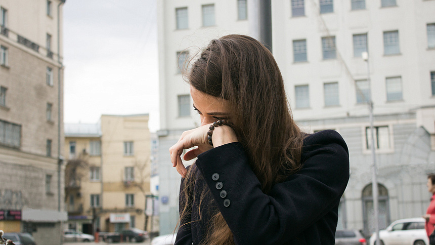 девушка плачет фото