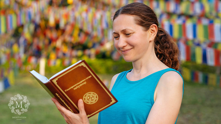 Книга в руках фото