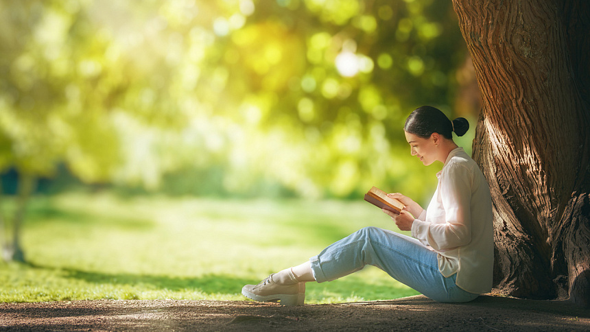 девушка читает под деревом фото