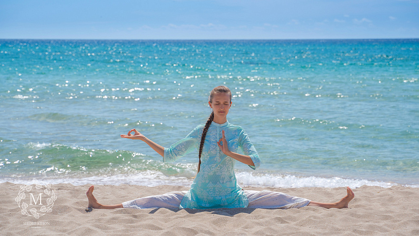 Джняна-мудра фото, шпагат, море