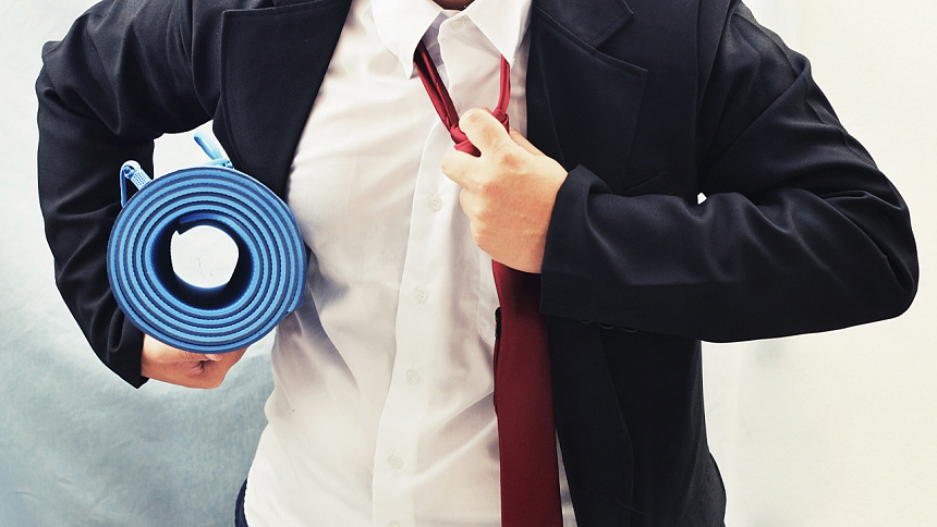 бизнесмен бежит на занятие йогой