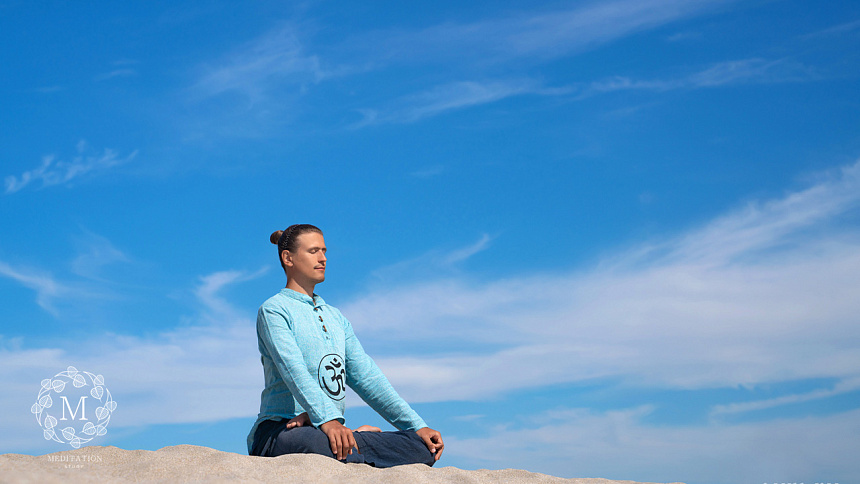 Джняна-мудра фото, пляж