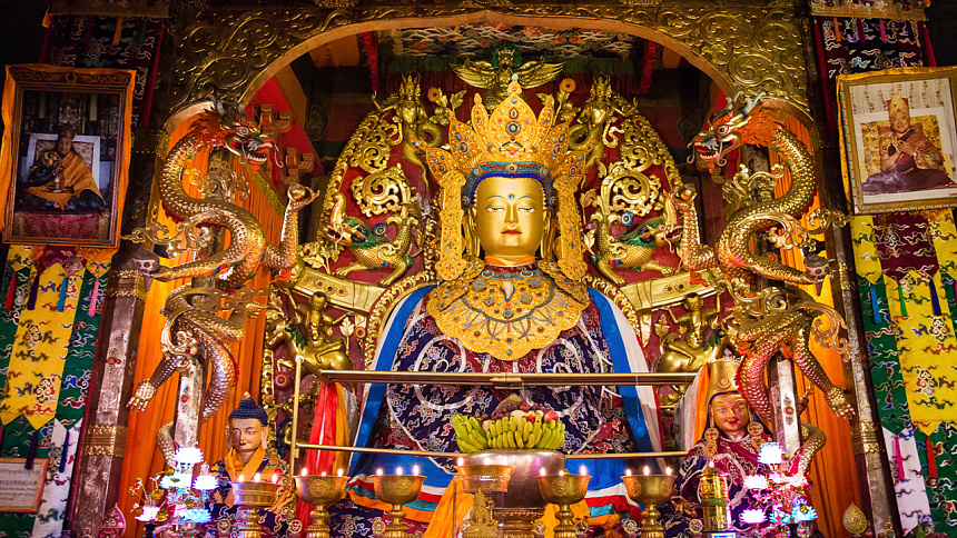 статуя Будды в храме