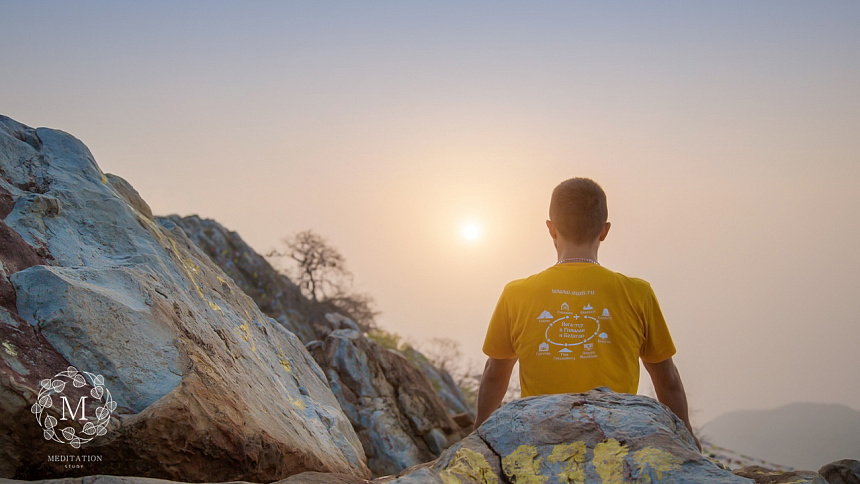 Практик медитирует в горах фото