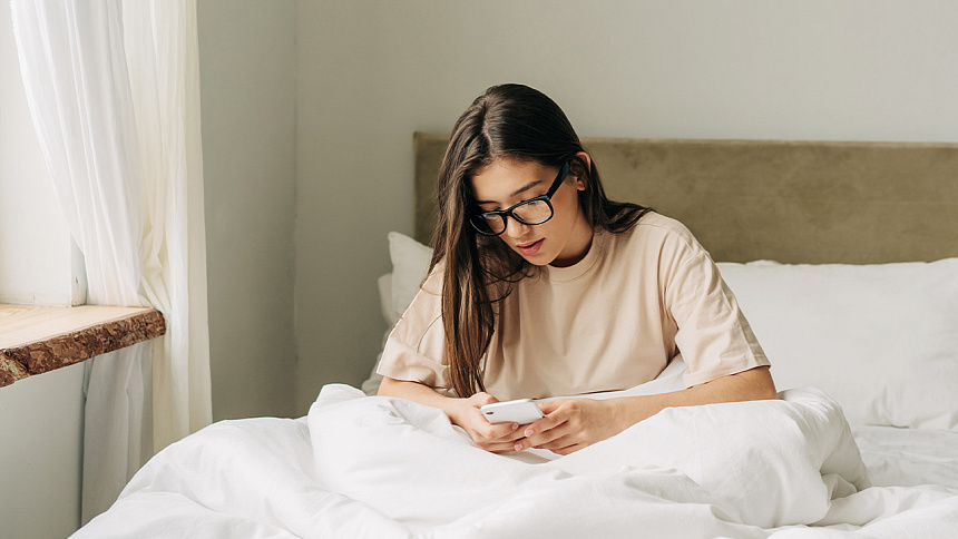 Девушка сидит в телефоне