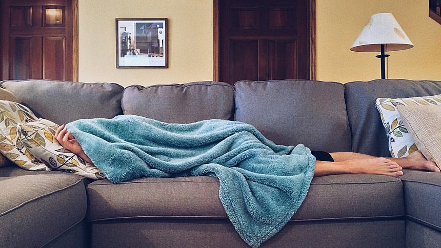 девушка под пледом