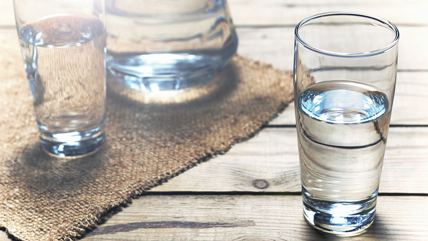 вода в стакане