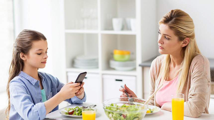 Люди в телефоне фото